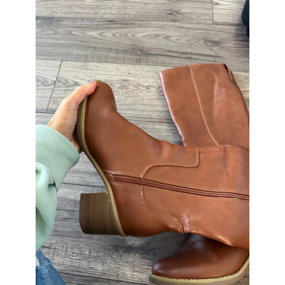 Universal Thread Size 6.5 Tatiana Brown 2.5 inch heel Leather Worn Once - Picture 4 of 4